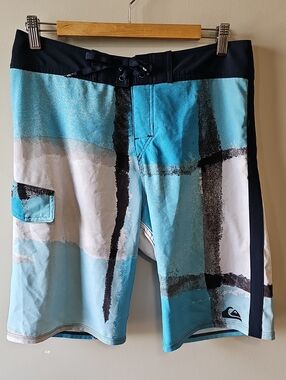 Quiksilver 32"  Men's Turquoise Black White Abstract Boardshorts